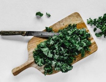 Insaporire piatti a base di Kale con erbe e spezie